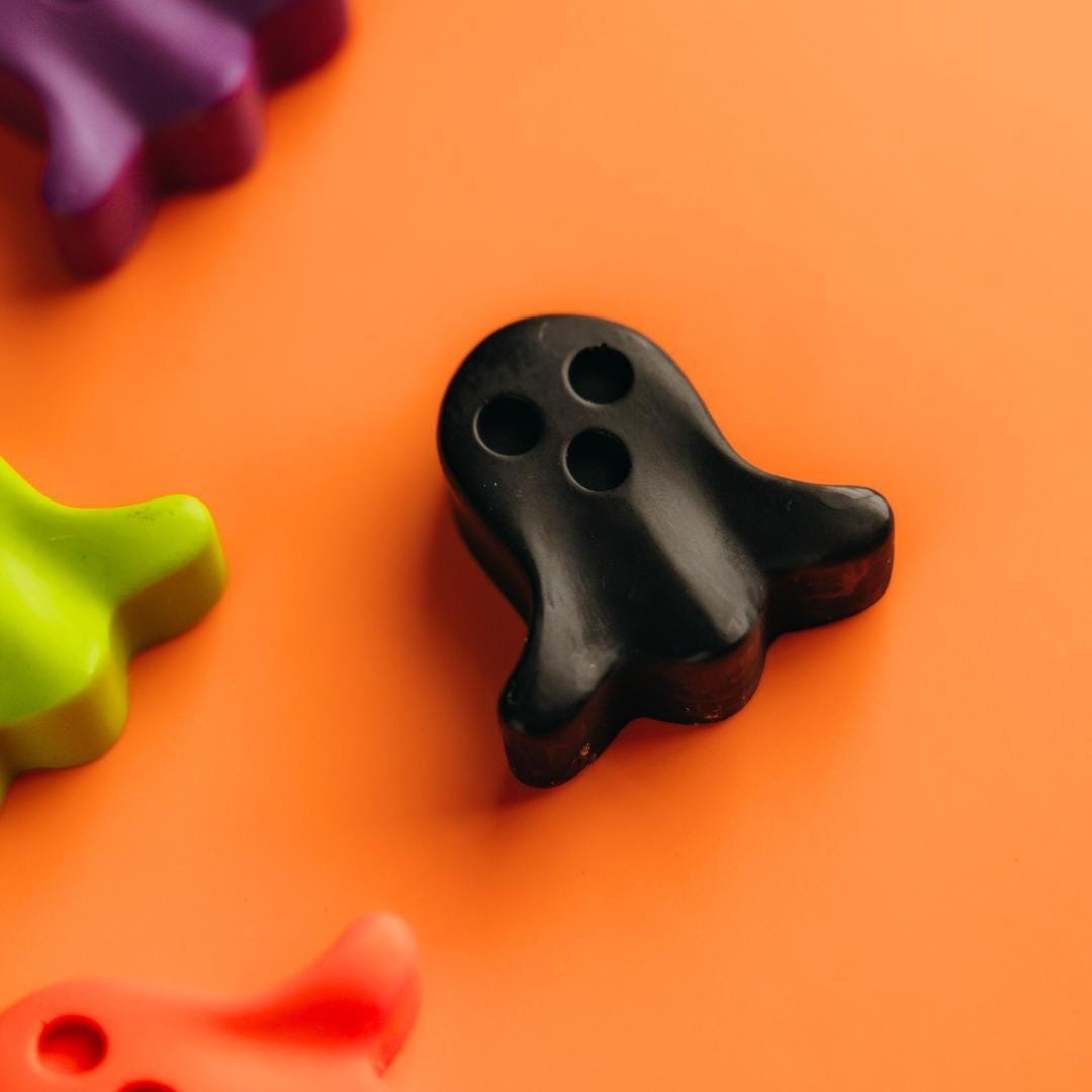 Ghost Shaped Halloween Crayons Handmade Non Candy Party Favors Trick Or Treat Alternative For Kids Classroom Safe Halloween Handouts Creative Coloring Activity Supplies School Party Treats Educational Gift Option Goodie Bag Fillers Perfect